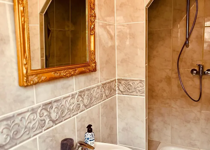 B E D & A G E D E S I G N -small- Wunderschoenes Mit Bad - Rechnungserstellung Fuer Geschaeftsreisende & Firmen شقة *